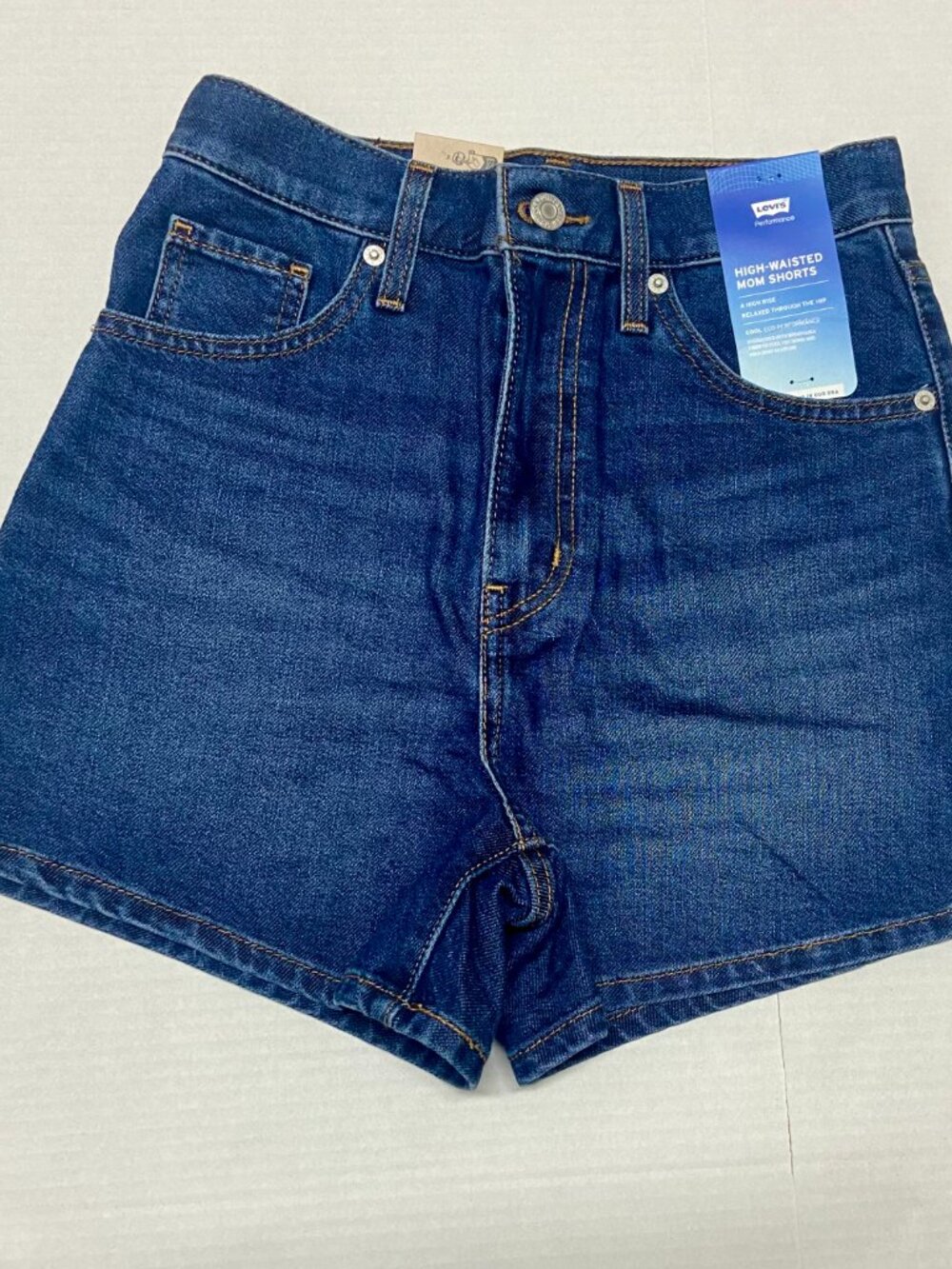 NWT Levi Strauss  Women's High Waisted Mom Shorts Medium Wash Blue Size 24